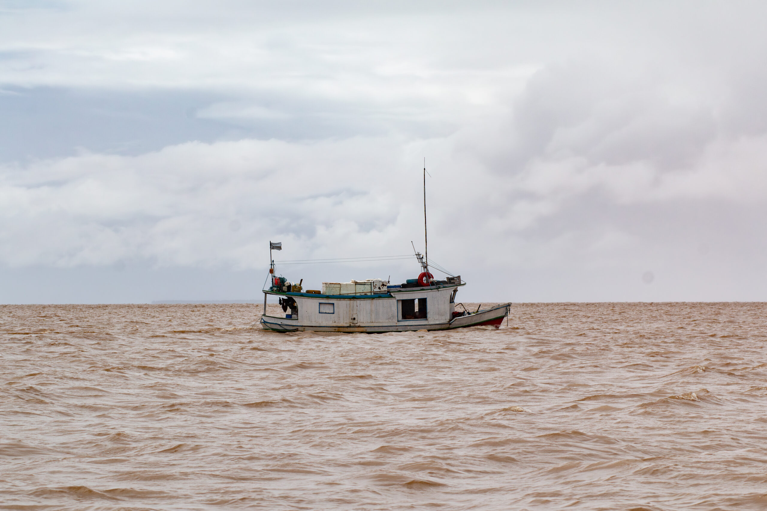 Barco de pescador navegando próximo a foz do Rio Amazonas, Brasil